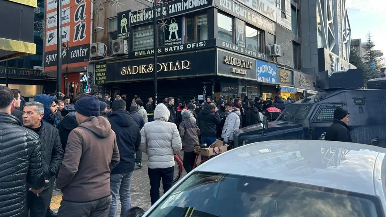 Van'da ortalık karıştı! Haberi alan diğer dükkanı bastı