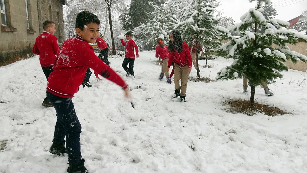 15 Ocak okullar tatil mi, tatil olan iller hangileri? Valiliklerin kar tatili açıklamaları başladı!