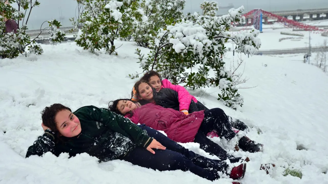 15 Ocak okullar tatil mi, tatil olan iller hangileri? Valiliklerin kar tatili açıklamaları başladı!