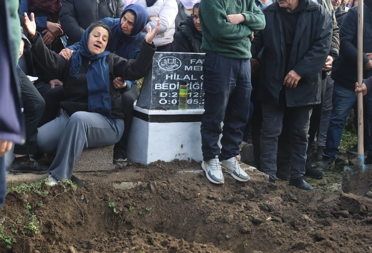 Ablasının öldürdüğü Eylül defnedildi! Annenin feryatları yürek yaktı: Hayallerimiz yarım kaldı