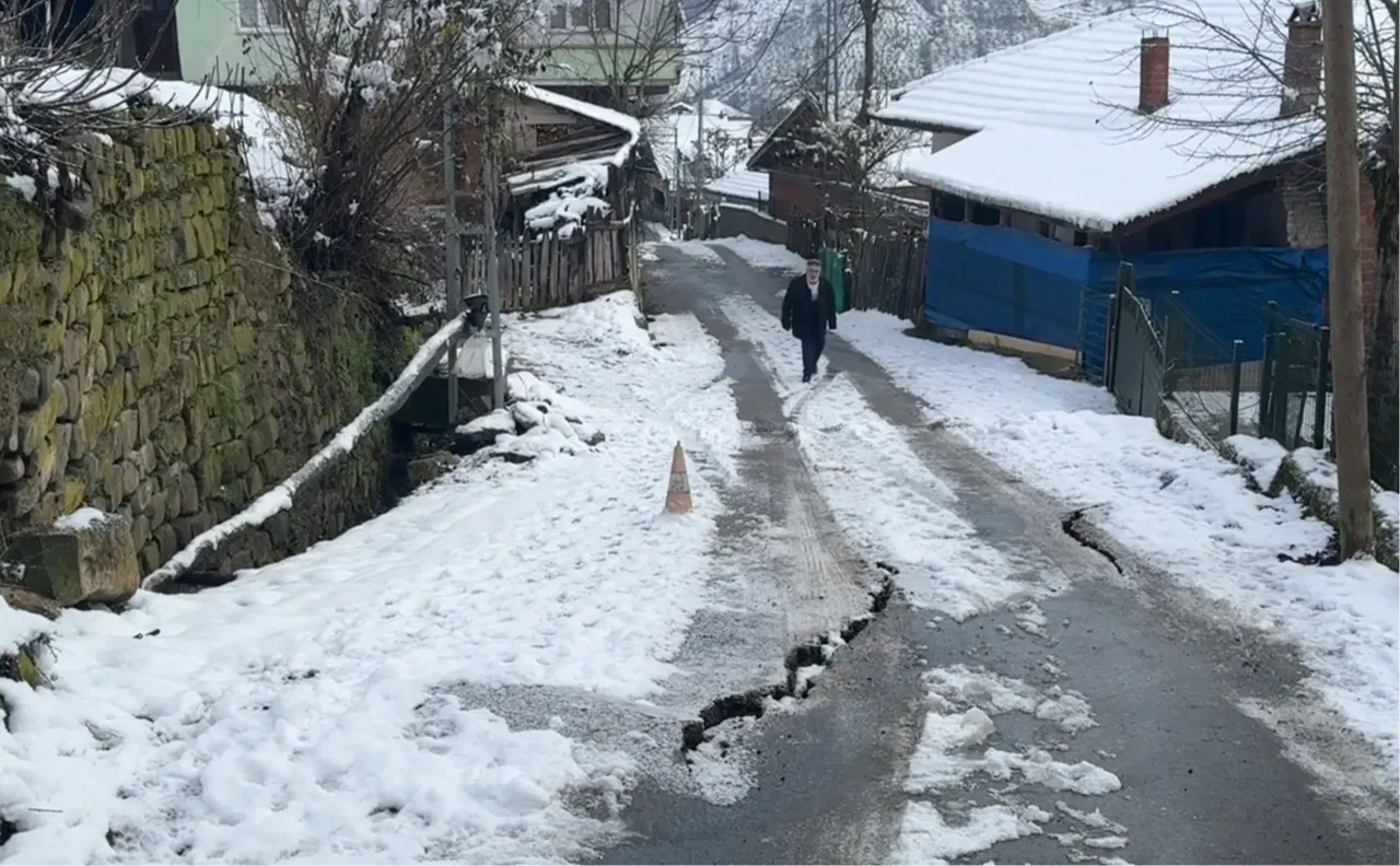 Bartında heyelan! 15 evde çatlak oluştu, Valilikten açıklama geldi