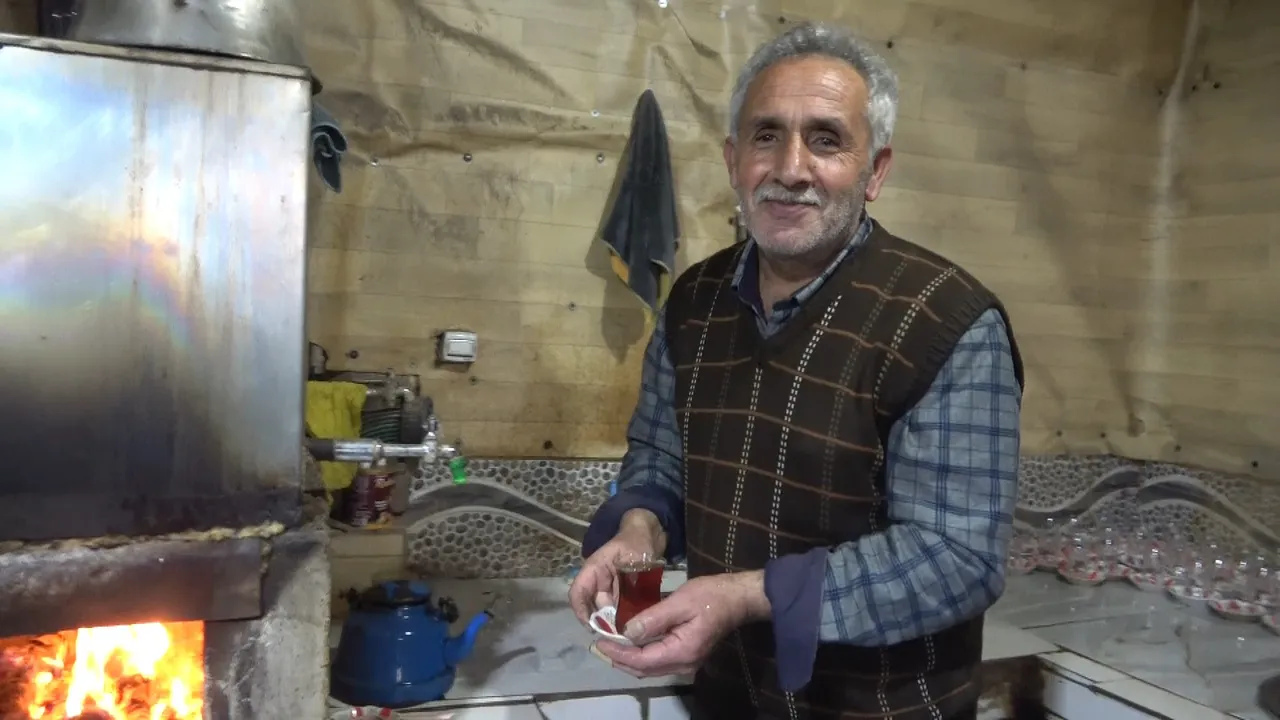 Çayın her yıl 5 TL olduğu yer! 40 yıllık tarihi var: Sigara yasak, herkes satranç oynuyor