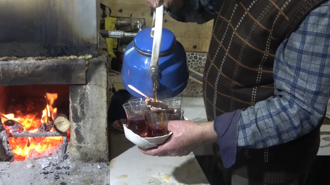 Çayın her yıl 5 TL olduğu yer! 40 yıllık tarihi var: Sigara yasak, herkes satranç oynuyor