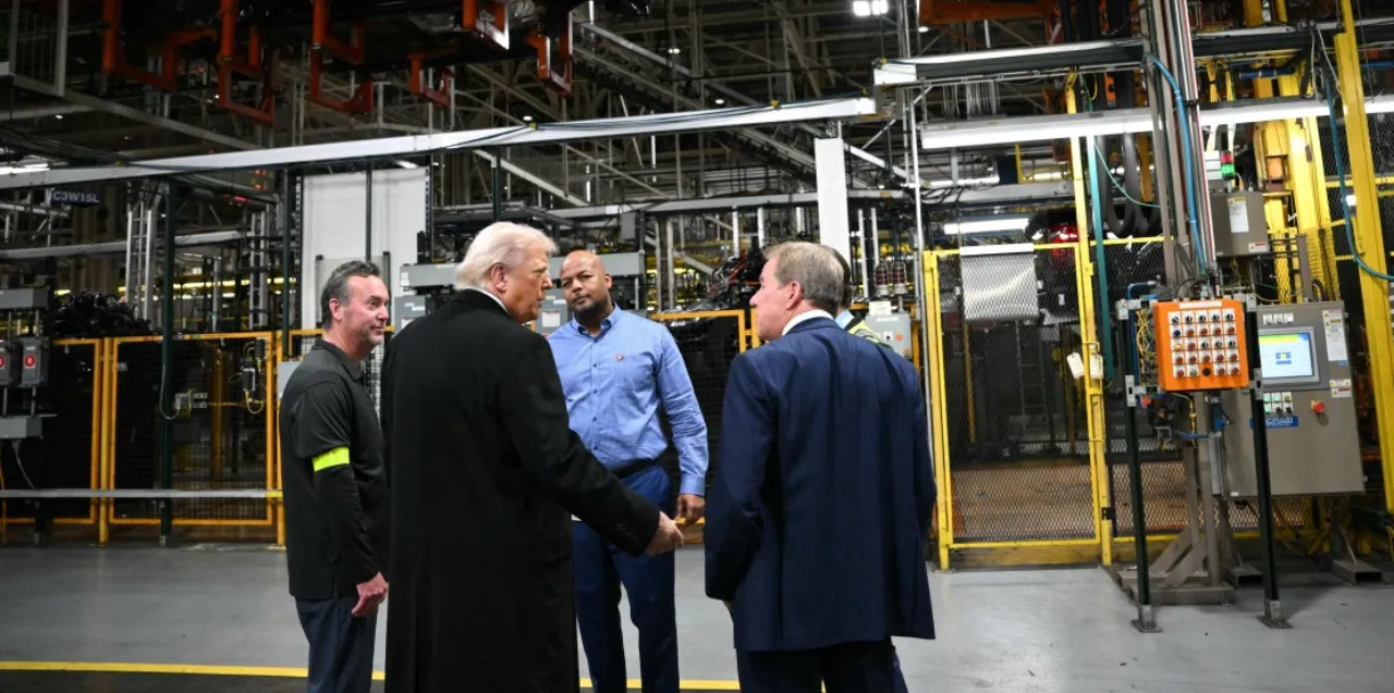 Fabrika ziyareti olaylı bitti: Trump'la tartıştı işinden oldu!