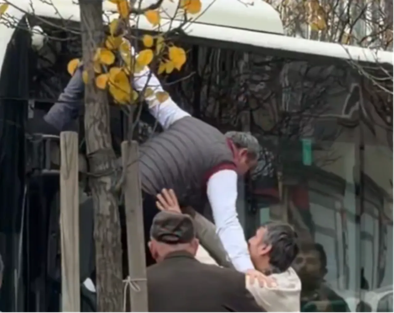 İETT şoförü, otobüsün camından çıkarak trafikte kavga etti