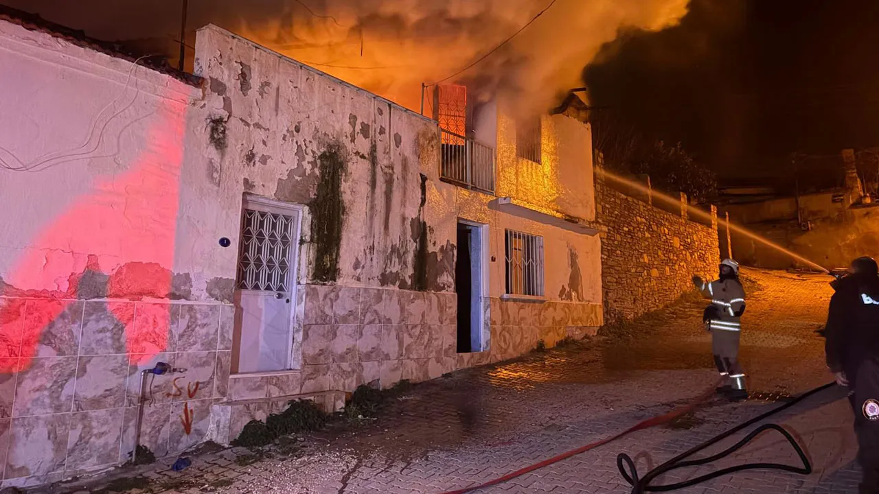 İzmir'de ev yangını! Yaşlı kadın feci şekilde can verdi