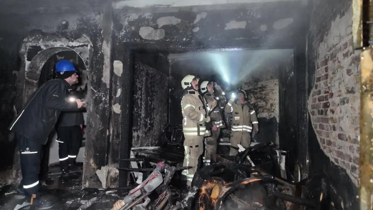 Kadıköy’de hareketli saatler! Binanın giriş katında yangın: 1’i ağır 8 yaralı