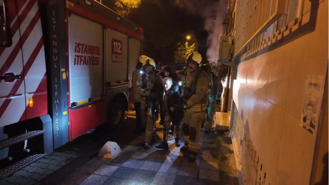 Kadıköy’de hareketli saatler! Binanın giriş katında yangın: 1’i ağır 8 yaralı