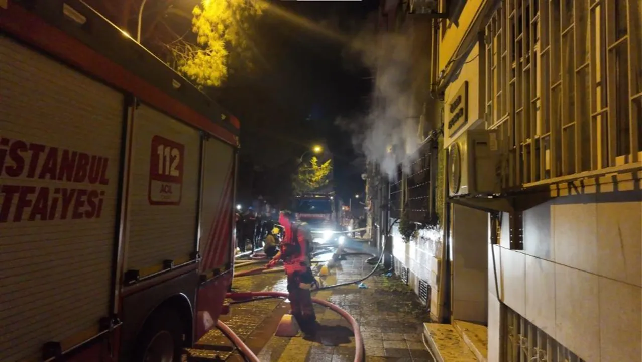 Kadıköy’de hareketli saatler! Binanın giriş katında yangın: 1’i ağır 8 yaralı