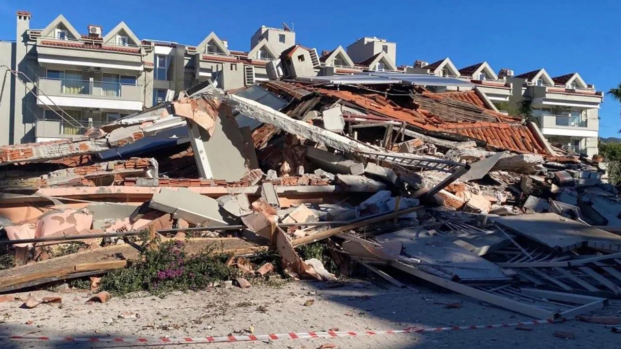 Marmaris'te facianın eşiğinden dönüldü! Otel, güçlendirme çalışması esnasında çöktü