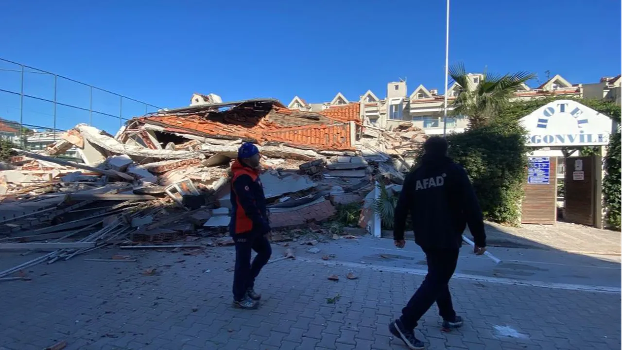 Marmariste facianın eşiğinden dönüldü! Otel, güçlendirme çalışması esnasında çöktü