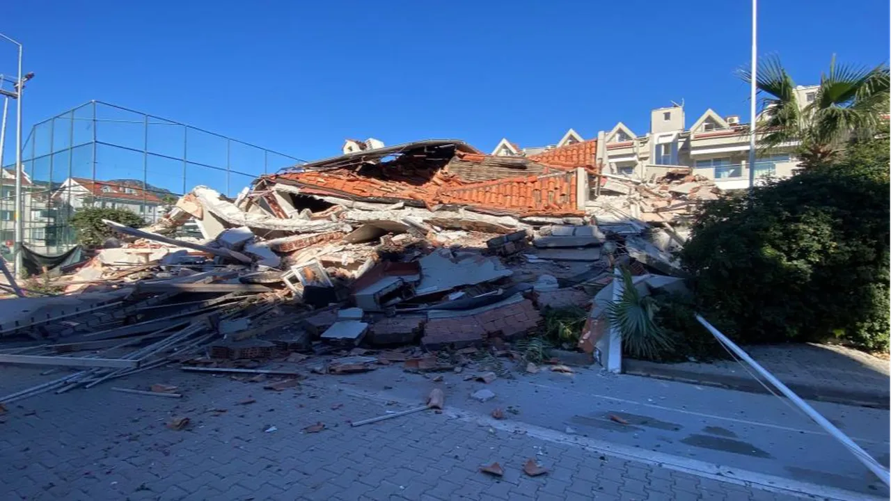 Marmariste facianın eşiğinden dönüldü! Otel, güçlendirme çalışması esnasında çöktü