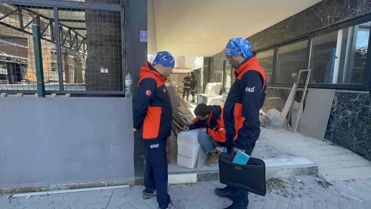 Marmaris'te facianın eşiğinden dönüldü! Otel, güçlendirme çalışması esnasında çöktü