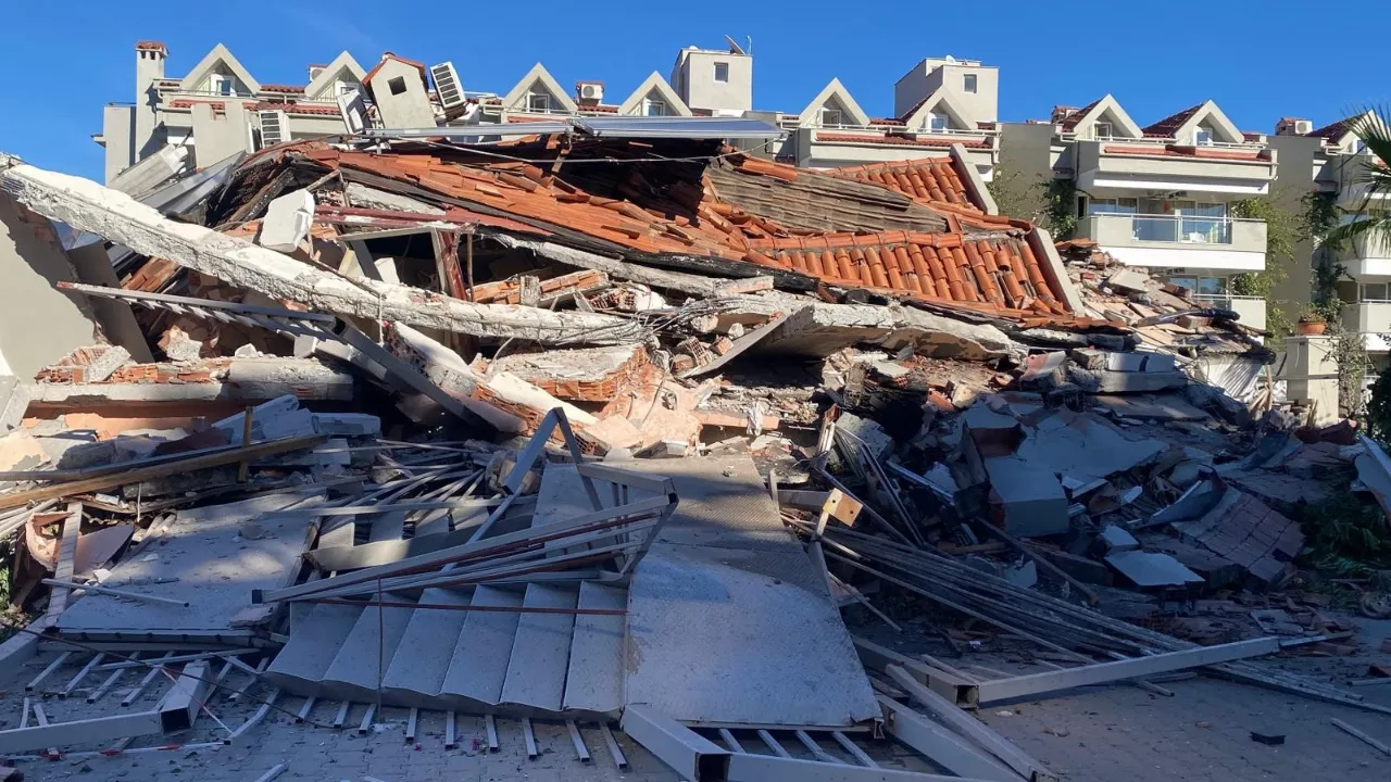 Marmaris'te güçlendirme çalışması yapılan apart otel çöktü