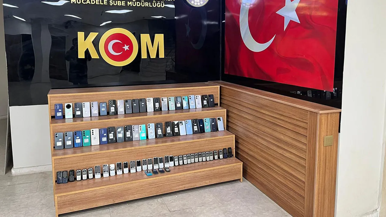 Şanlıurfa'da otomobilden 126 gümrük kaçağı telefon çıktı