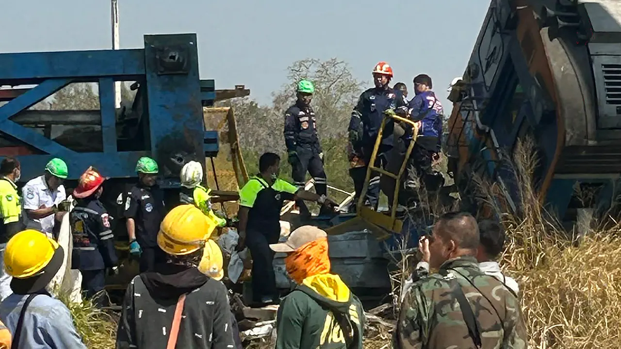 Tayland'da inşaat vinci trenin üzerine devrildi: 22 ölü, en az 30 yaralı