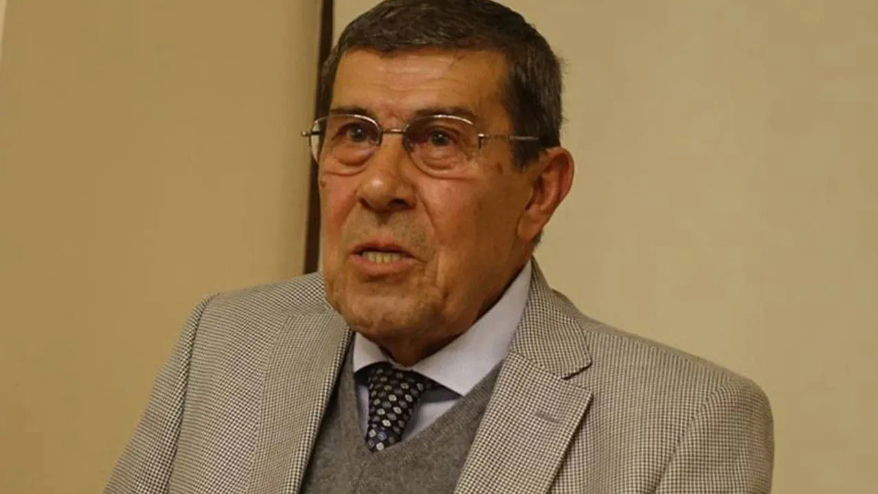 Usta oyuncu Zihni Göktay, kalça kırığına rağmen sahneye çıkarıldı