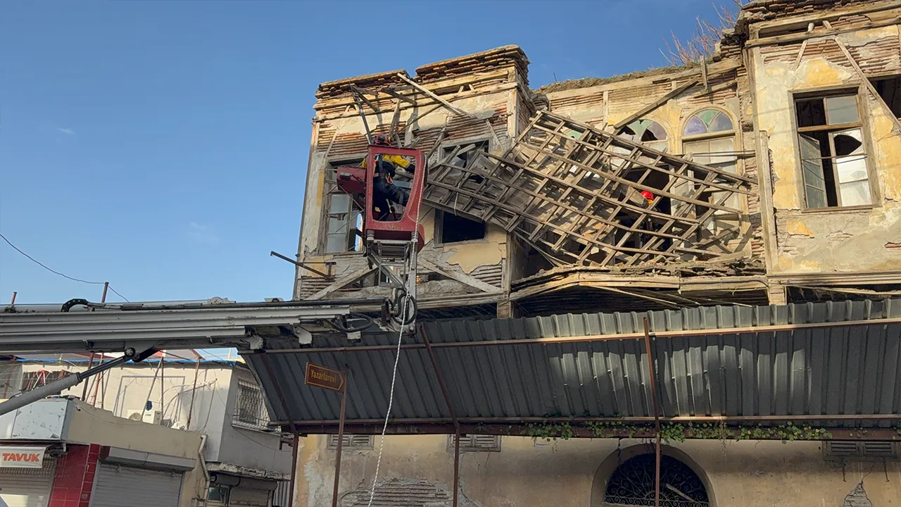 Adana’da tarihi binanın çatısı çöktü! Tahtalar tek tek kesildi 