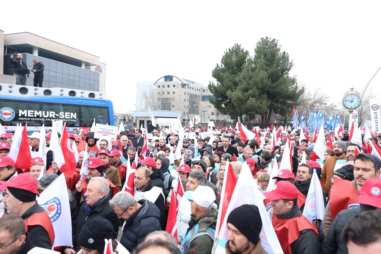 Bakanlık önünde eylem yaptılar! Memur-Senden seyyanen zam talebi