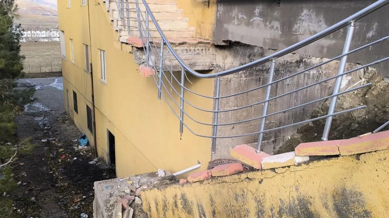Batman'da faciaya ramak kala: 12 katlı binanın merdiveni çöktü!