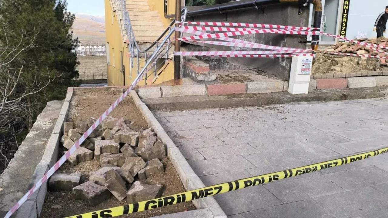 Batman'da faciaya ramak kala: 12 katlı binanın merdiveni çöktü!