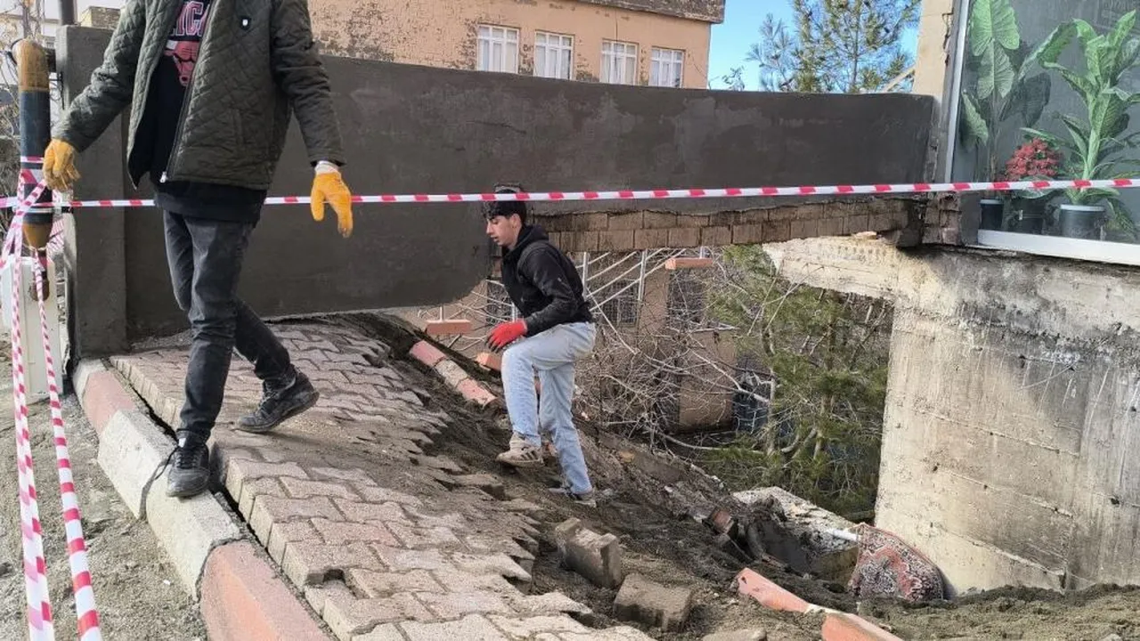 Batman'da faciaya ramak kala: 12 katlı binanın merdiveni çöktü!