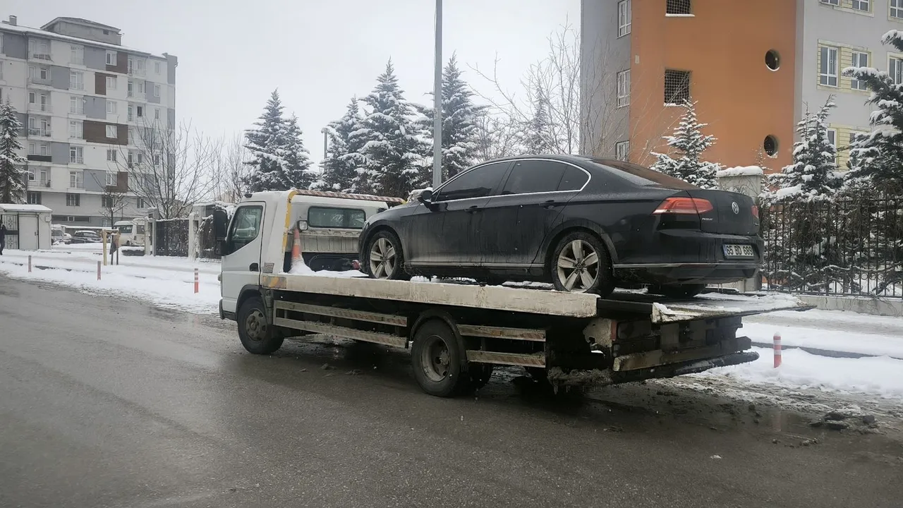 Belediye başkanına trafikte haciz şoku! Resmi makam aracı çekiciyle götürüldü