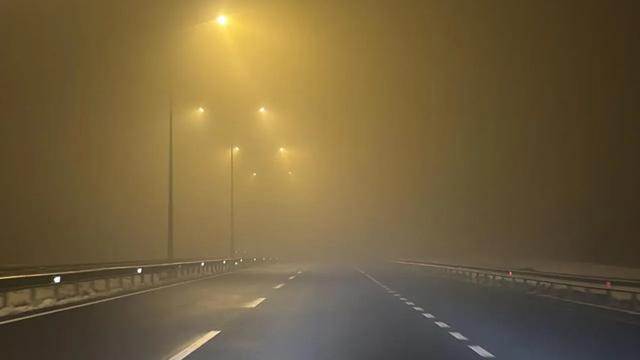 Düzce'yi sis kapladı, sürücüler yollarda kaldı! Görüş mesafesi 10 metreye düştü