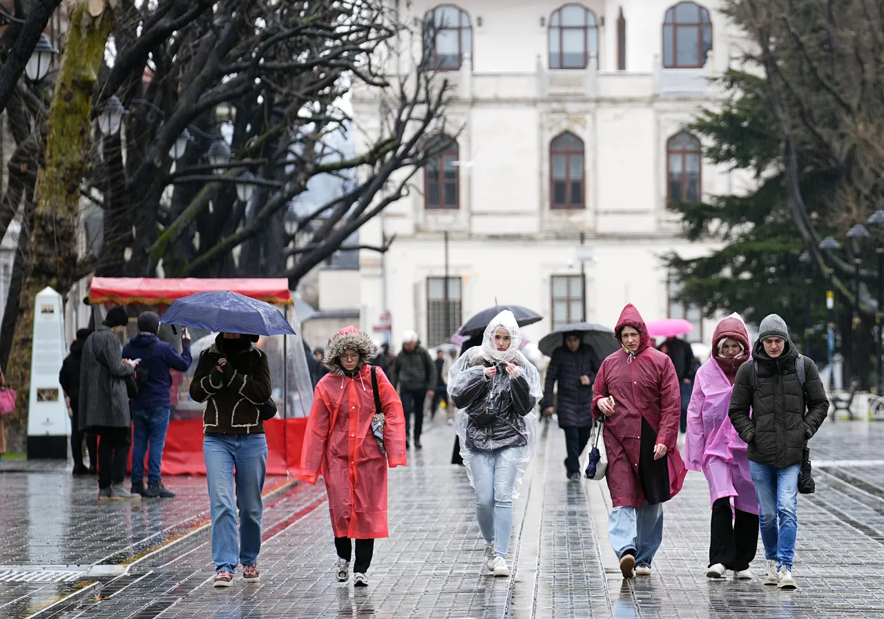 Meteoroloji 14 ili uyararak saat verdi! Kar, sağanak, rüzgar rota değiştirdi