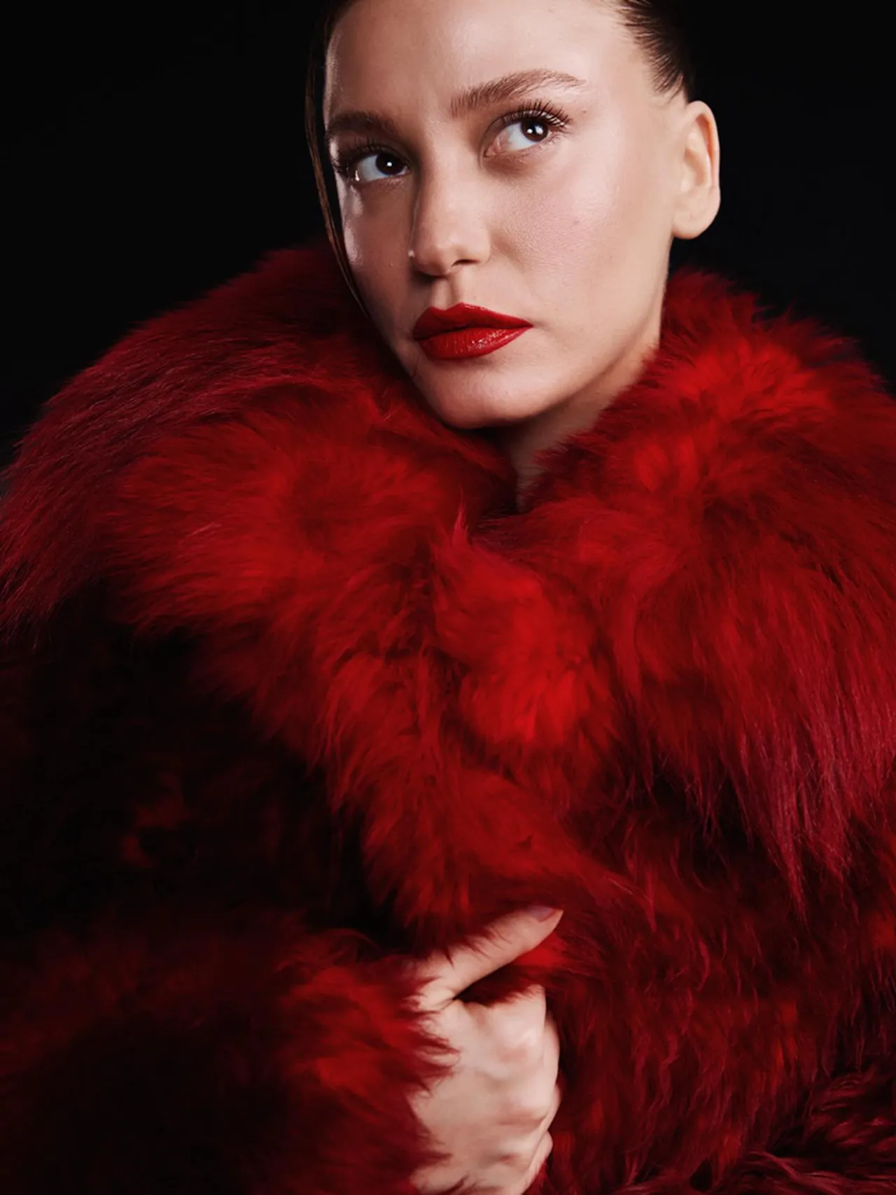 Serenay Sarıkaya’nın kırmızı kürkü olay oldu: 384 asgari ücrete karşılık geliyor!