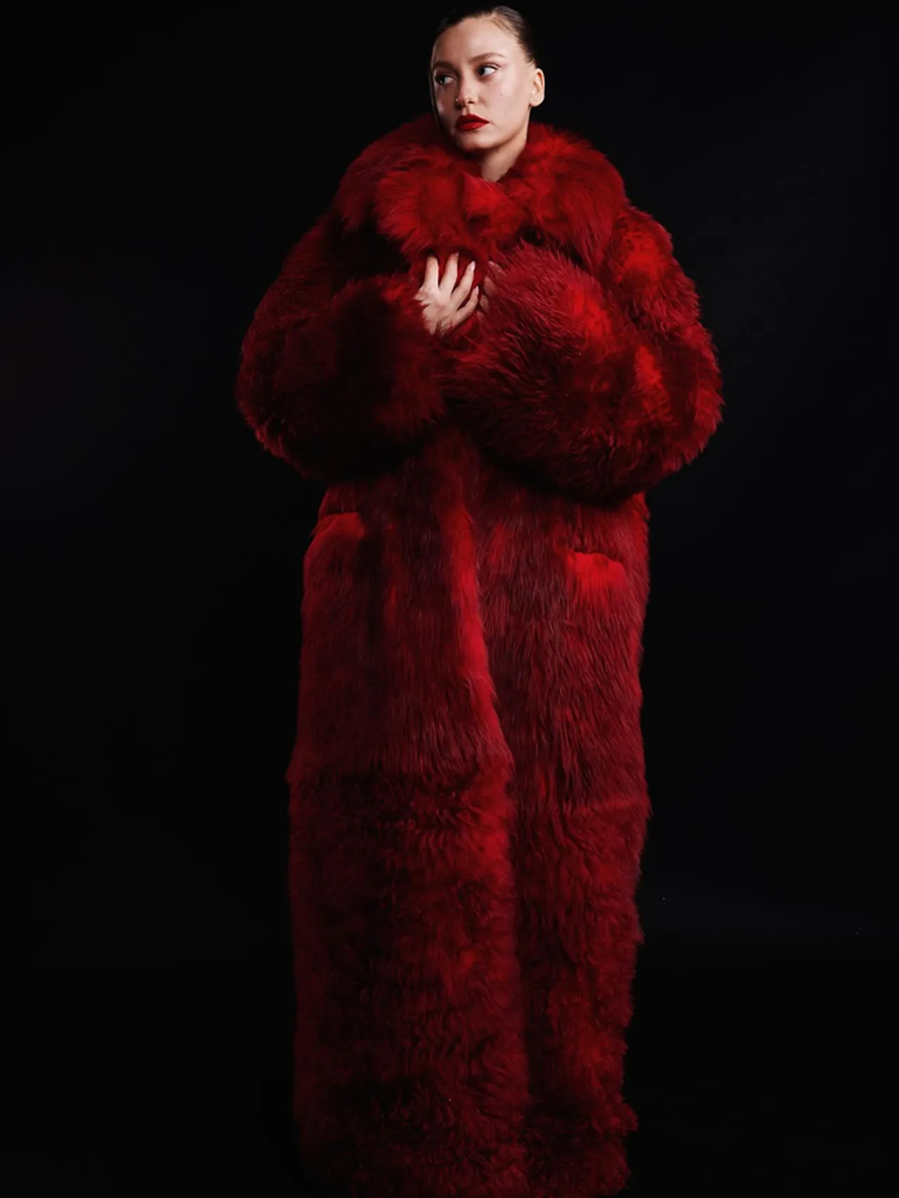 Serenay Sarıkaya’nın kırmızı kürkü olay oldu: 384 asgari ücrete karşılık geliyor!