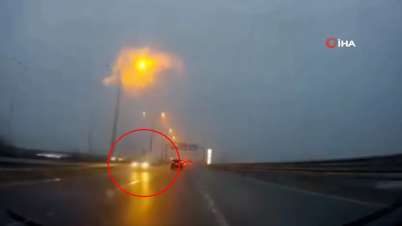 Ters şeritten gelen otomobil ortalığı birbirine kattı! O anlar kamerada