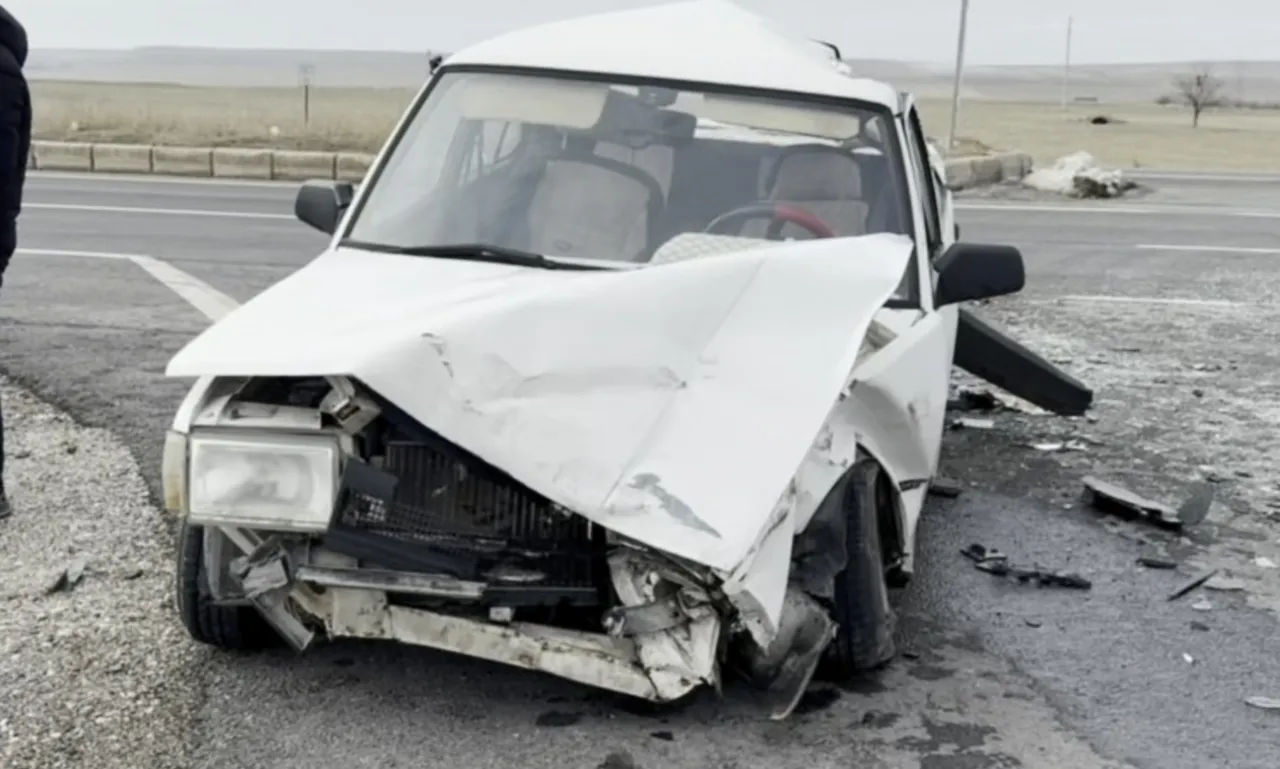 Tırı sollamak isteyen otomobil faciaya neden oldu! 5 yaralı