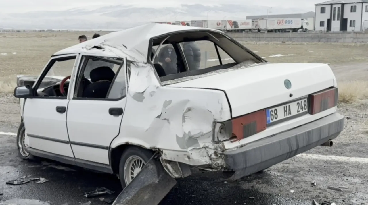 Tırı sollamak isteyen otomobil faciaya neden oldu! 5 yaralı