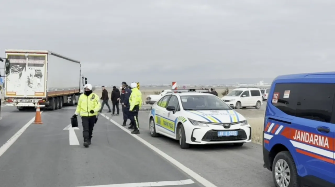 Tırı sollamak isteyen otomobil faciaya neden oldu! 5 yaralı