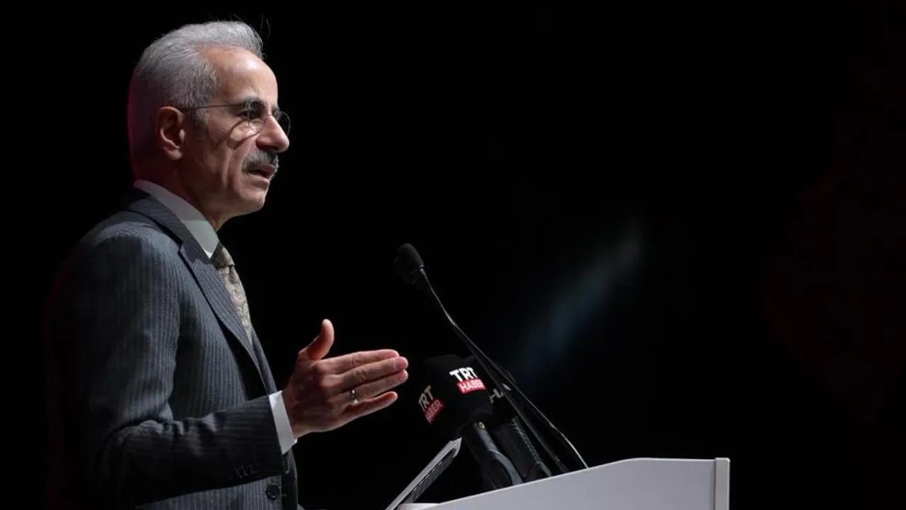 Türkiye gökyüzünde rekor kırdı: Bakan Uraloğlu açıkladı: Yolcu sayısı 7 kat arttı