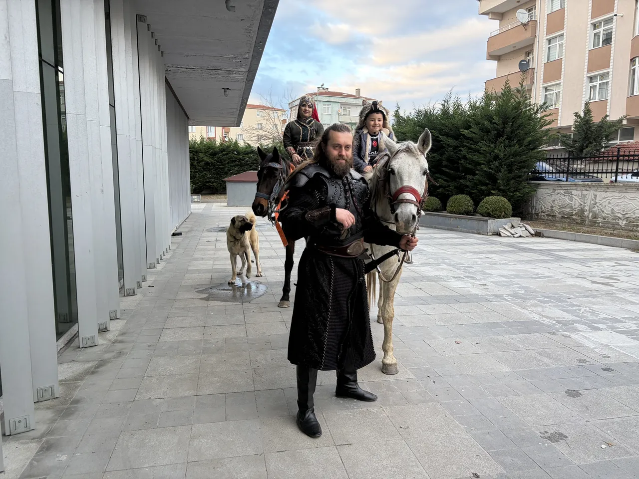 Atlarla geldiler: Film kostümüyle masal gibi nikah