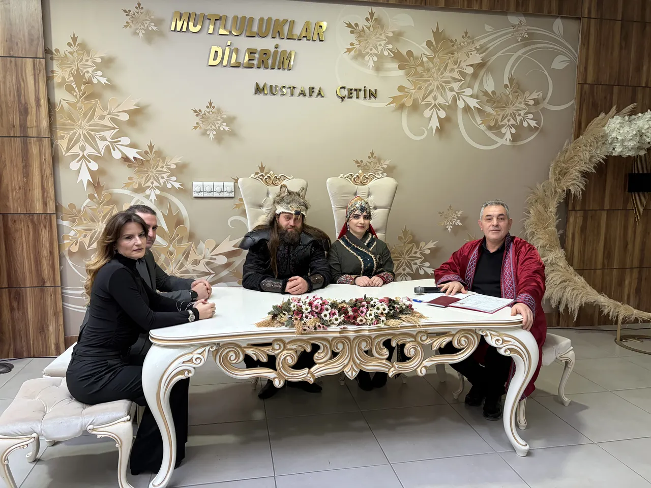 Atlarla geldiler: Film kostümüyle masal gibi nikah