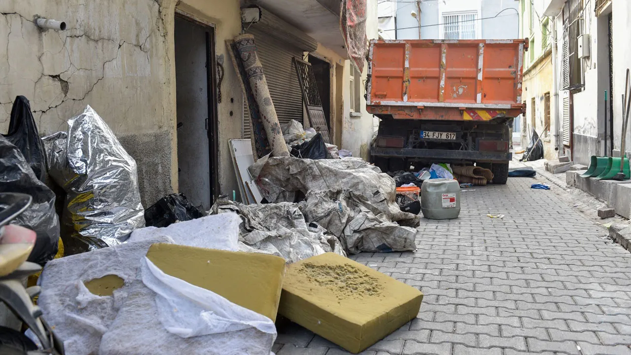 Vatandaşlar şikayet etti, evden iki kamyon çöp çıktı!