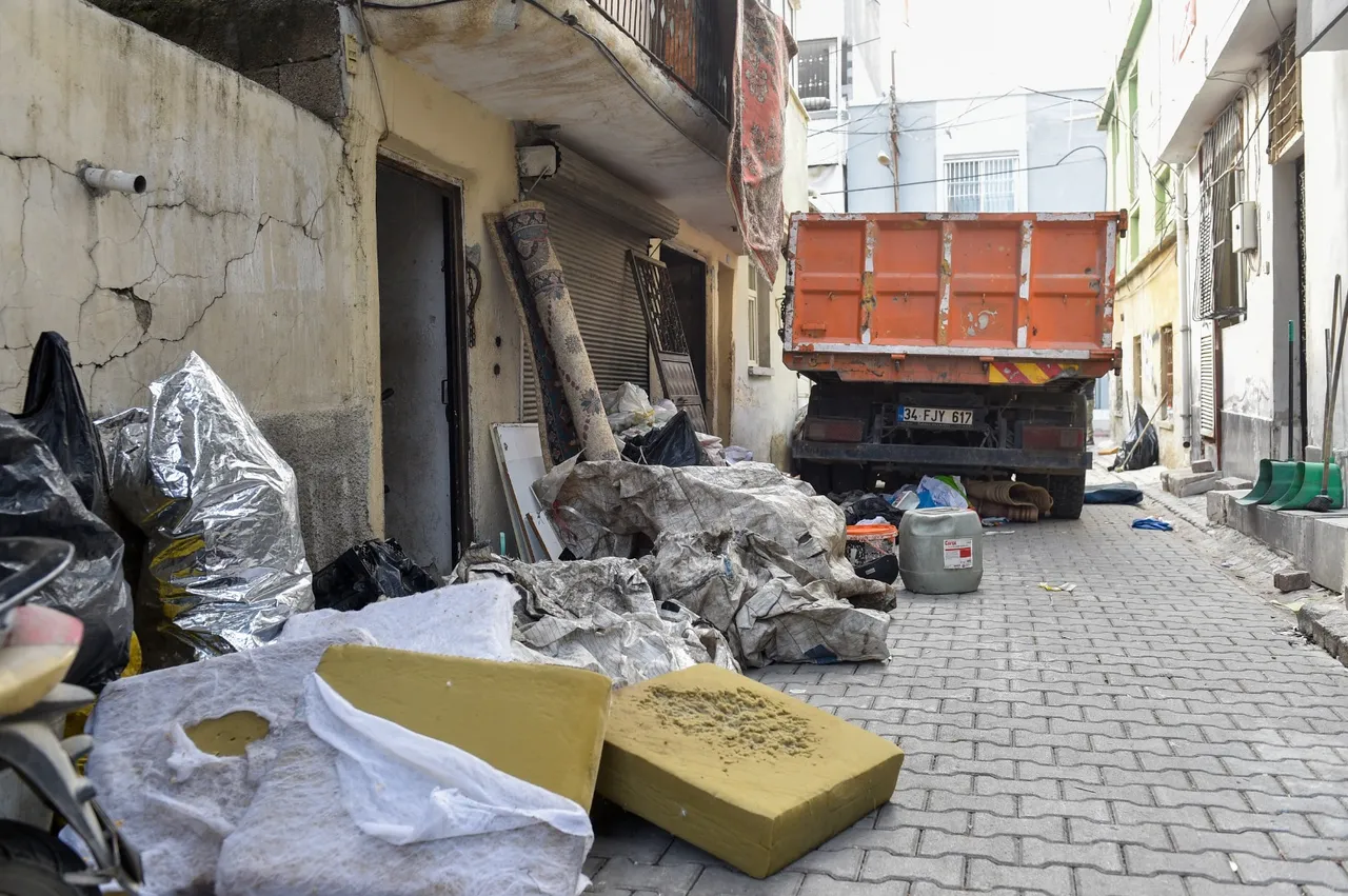Vatandaşlar şikayet etti, evden iki kamyon çöp çıktı!