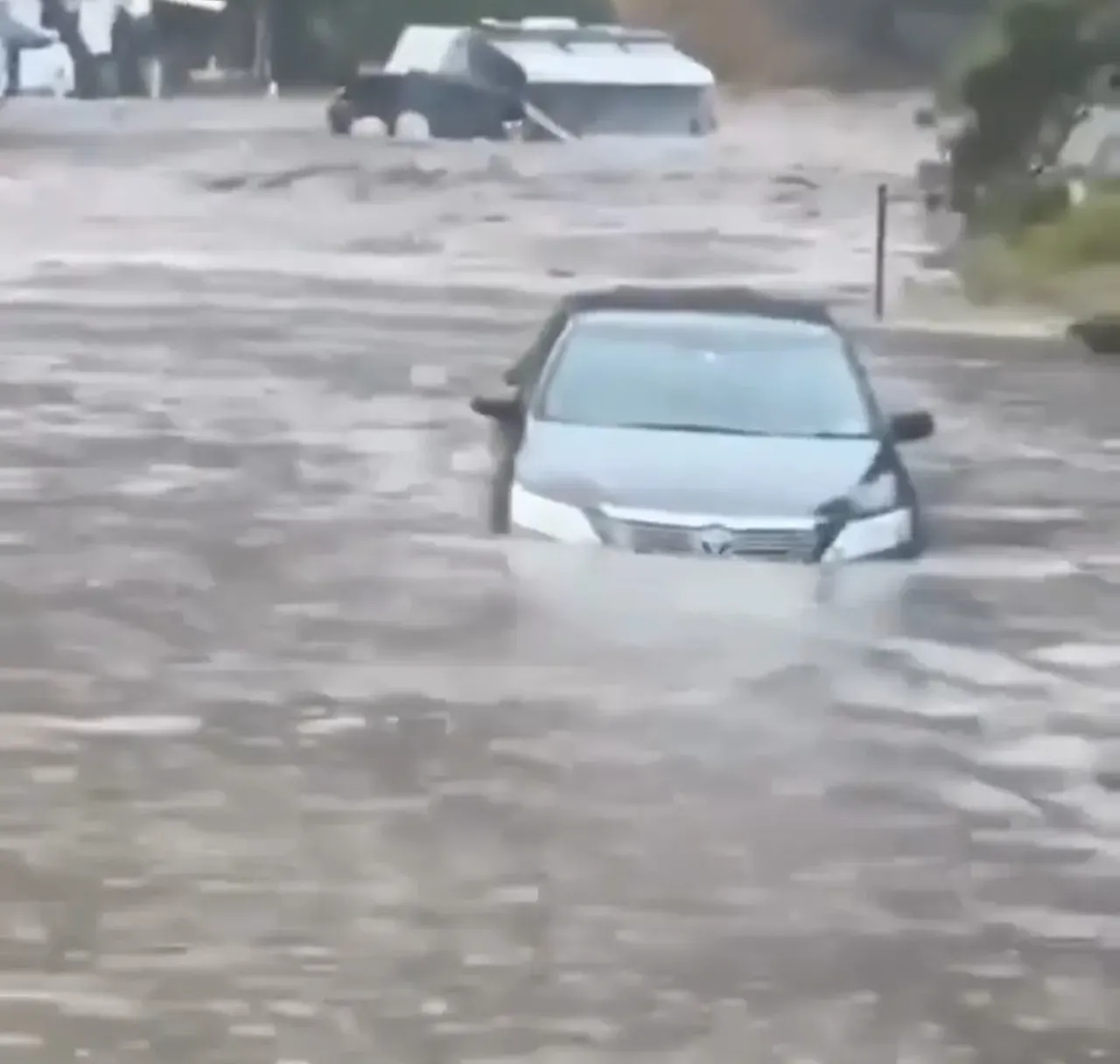 Avustralyayı sel vurdu! Araçlar denize sürüklendi: İnsanlar ailelerini bulmaya çalışıyor