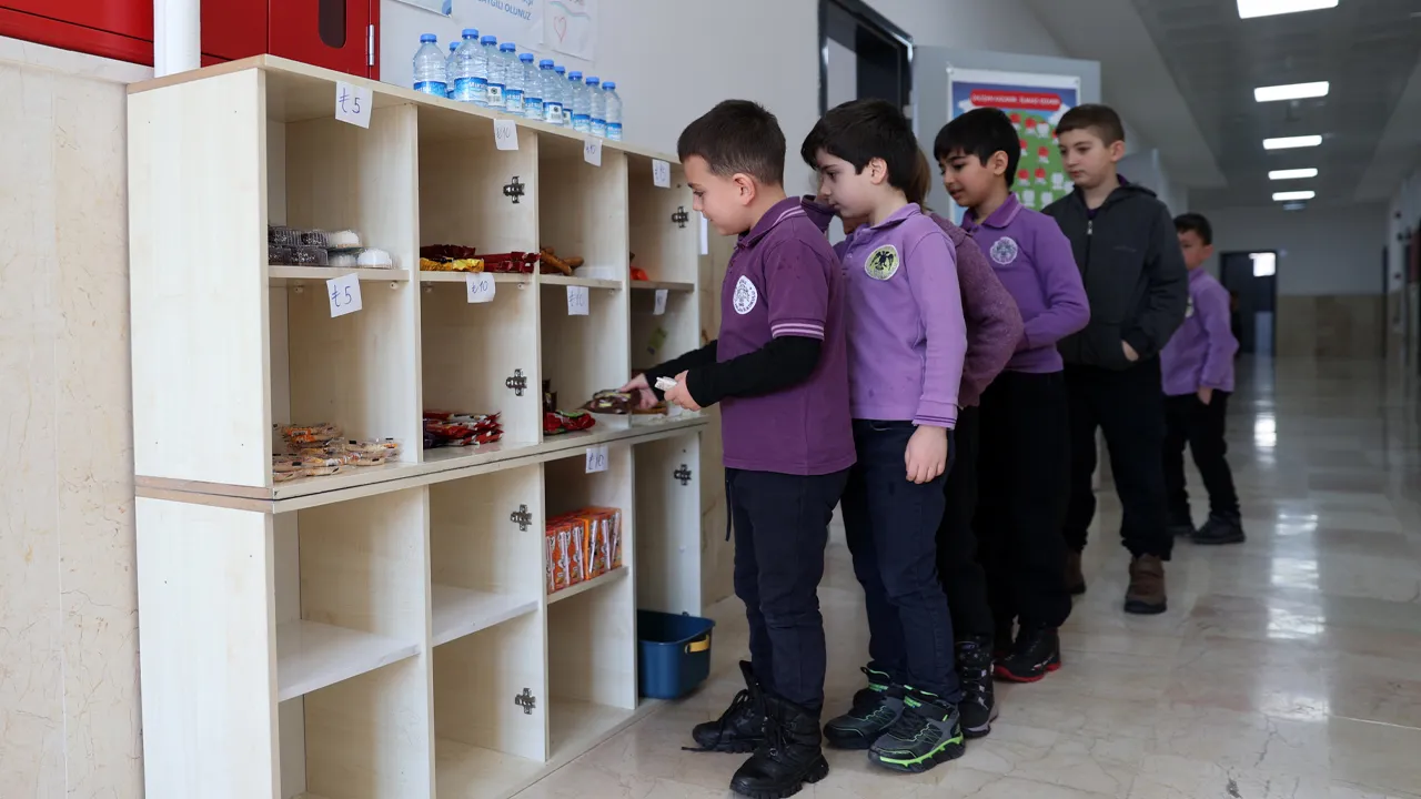 Bu kantinde kasiyer yok! 'Dürüstlük dolabı' kasa fazlası verdi 