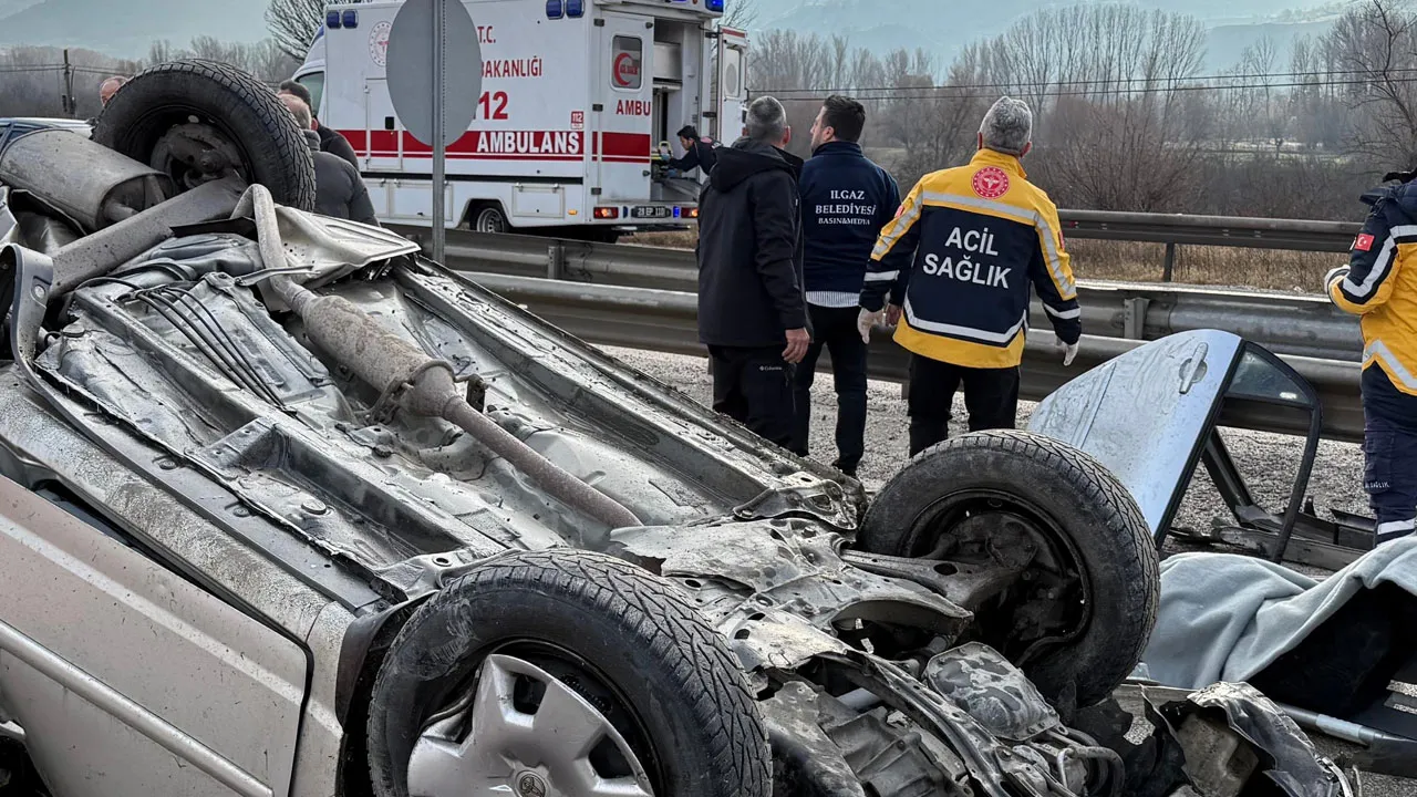 Çankırı'da otomobil ile tır çarpıştı: 1'i bebek 4 kişi yaralandı