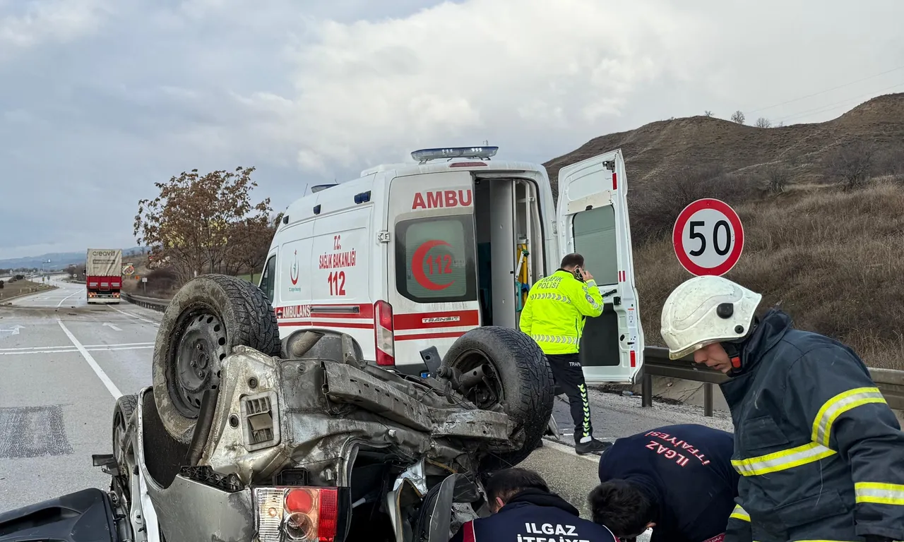 Çankırı'da otomobil ile tır çarpıştı: 1'i bebek 4 kişi yaralandı