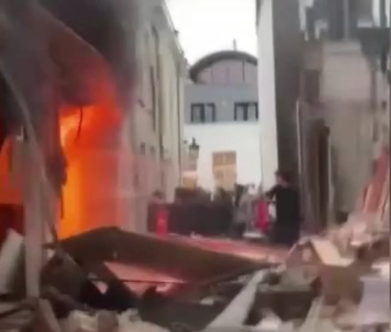 Hollandada patlama! Ev cayır cayır yandı, ortalık savaş alanına döndü