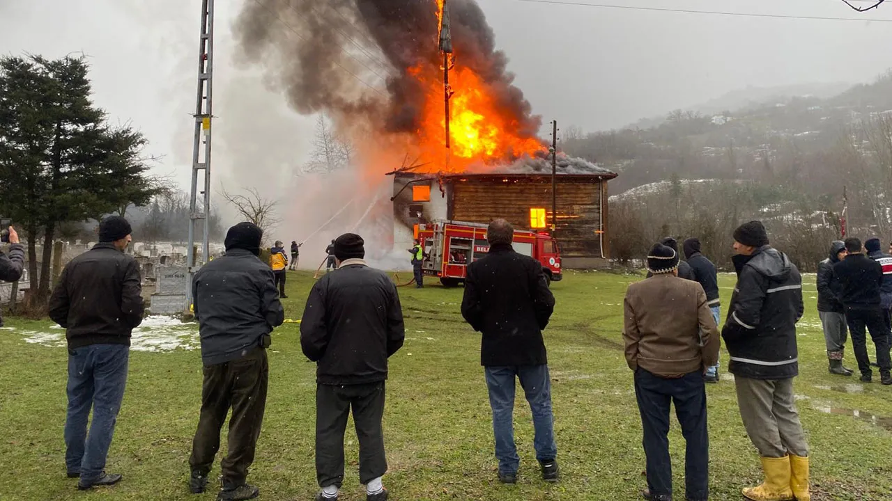 Karabük'te cuma namazı sırasında 450 yıllık ahşap cami yandı