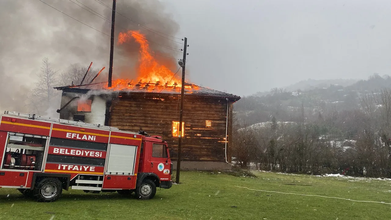 Karabük'te cuma namazı sırasında 450 yıllık ahşap cami yandı