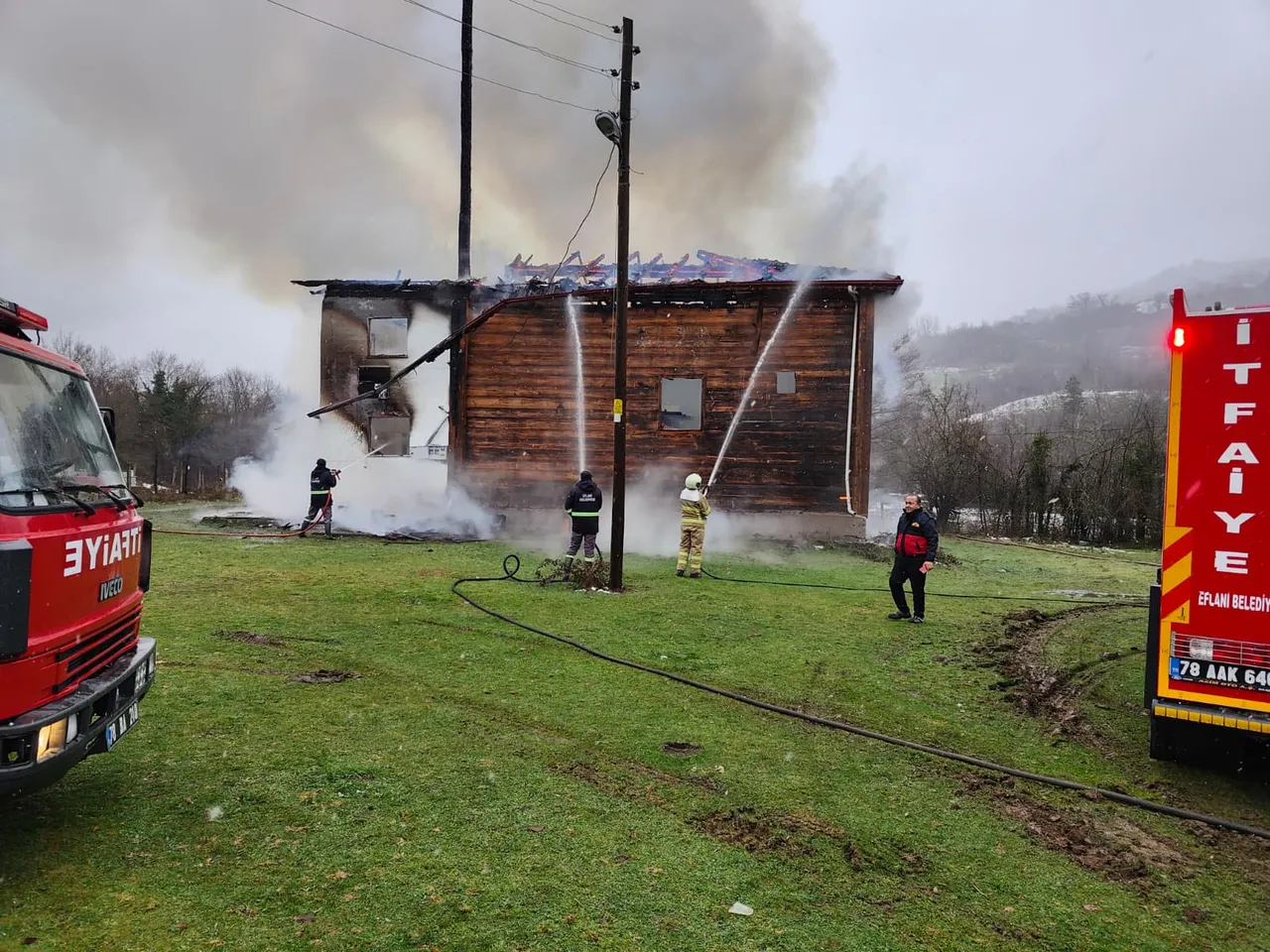 Karabük'te cuma namazı sırasında 450 yıllık ahşap cami yandı