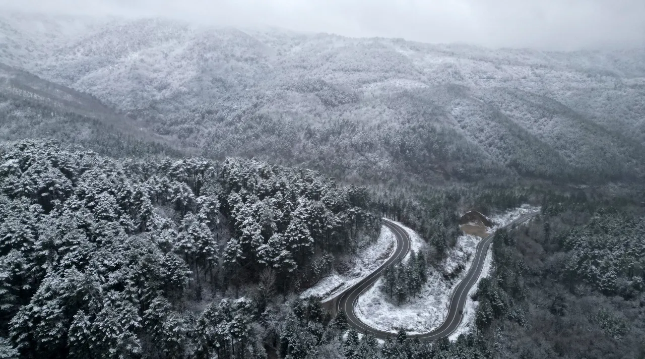 Kazdağları’nda kış güzelliği: Zirveler beyaz örtüyle kaplandı