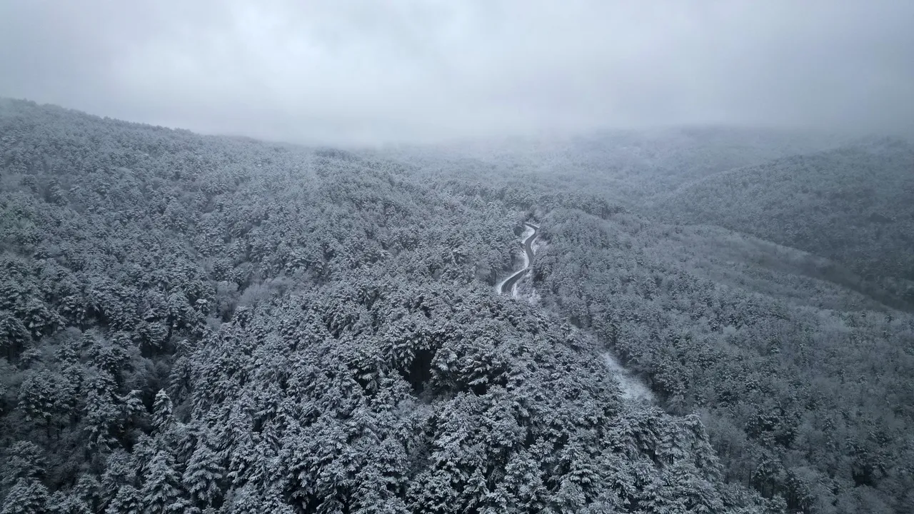 Kazdağları’nda kış güzelliği: Zirveler beyaz örtüyle kaplandı